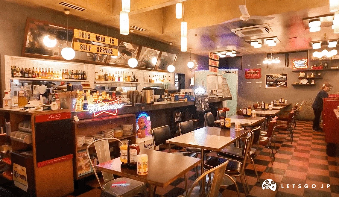美式風格的餐廳有暖黃光,擺放桌椅與點餐櫃檯
